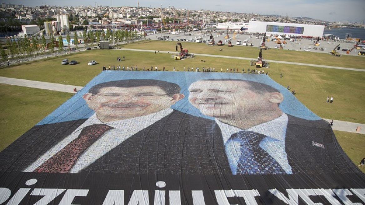 Νέο κρούσμα μεγαλομανίας για Ερντογάν: Έφτιαξε γιγαντιαία αφίσα για την άλωση της Πόλης